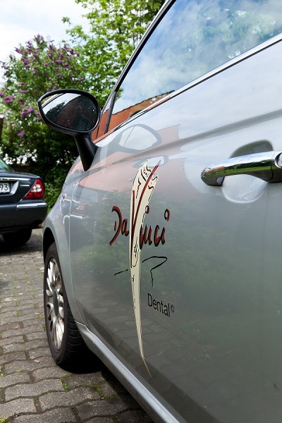Bild von einem Auto mit Da Vinci Dental Logo